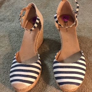 Nice sandals good style and color 8.5 M